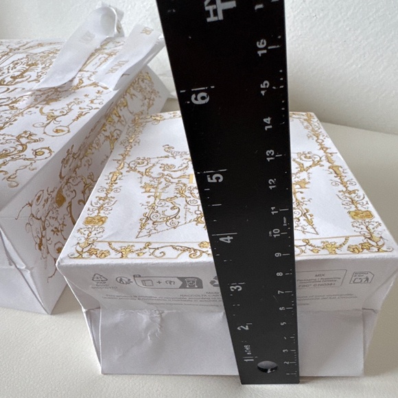 Christian Dior Holiday Printed Shopping Bags with Ribbon & Printed Tissue Paper - Picture 7 of 12